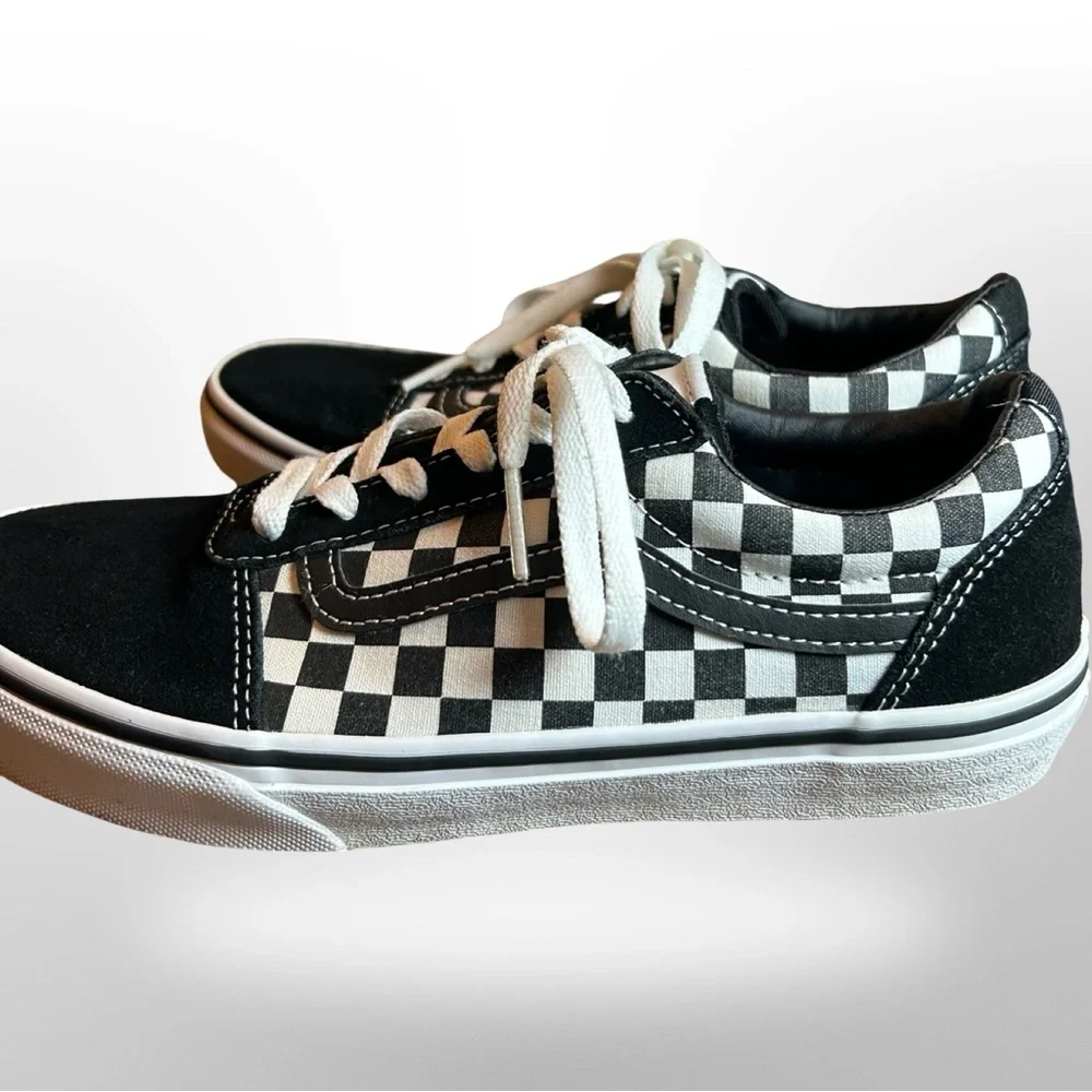 Unisex- Vans Black & White Checkered Lace-Up Sneakers – Youth Size 6